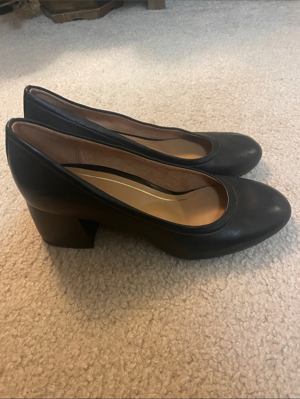 Vionic Black Leather Carmel Pumps